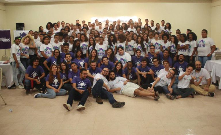 Participantes do projeto Embaixadores das ZEIS, promovido pelo Livres, posam para foto em Recife, em setembro. O movimento pretende nacionalizar a iniciativa.