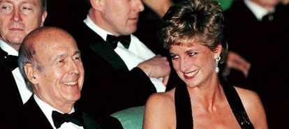 Diana de Gales em 1994 junto ao ex-presidente francês, Valery Giscard, no teatro do Palácio de Versalhes.