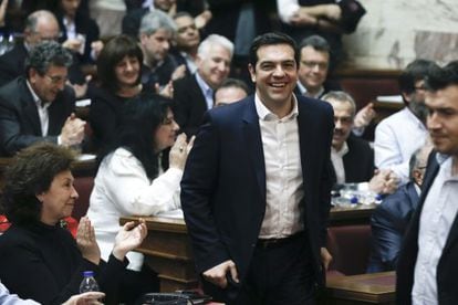Tsipras, aplaudido por seus correligionários no Parlamento grego.