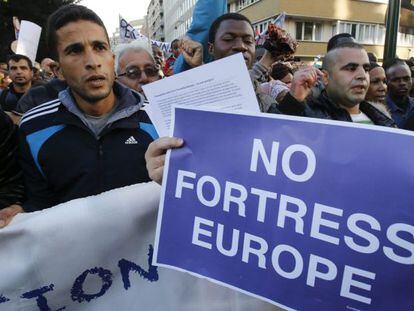 Refugiados se manifestam durante a reunião dos ministros de Justiça e Interior da União Europeia em Bruxelas.