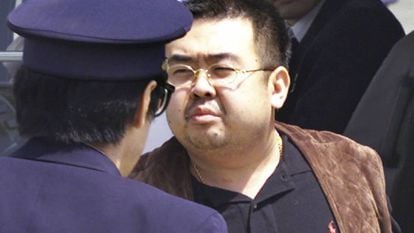 Kim Jong-nam escoltado no Japão, em 2001