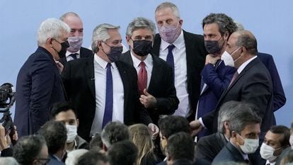 O presidente argentino, Alberto Fernández, cercado por seus novos ministros, na segunda-feira passada, em Buenos Aires.