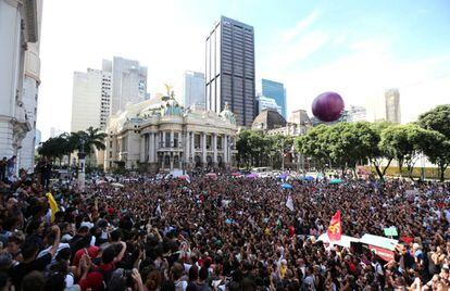 Manifestantes protestam contra os assassinatos diante da Câmara de Vereadores do Rio.