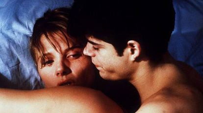Jorge Sanz, Maribel Verdú e Victoria Abril protagonizam um trio amoroso em ‘Amantes’ (1991), dirigida por Vicente Aranda e ambientada na Espanha dos anos 50.