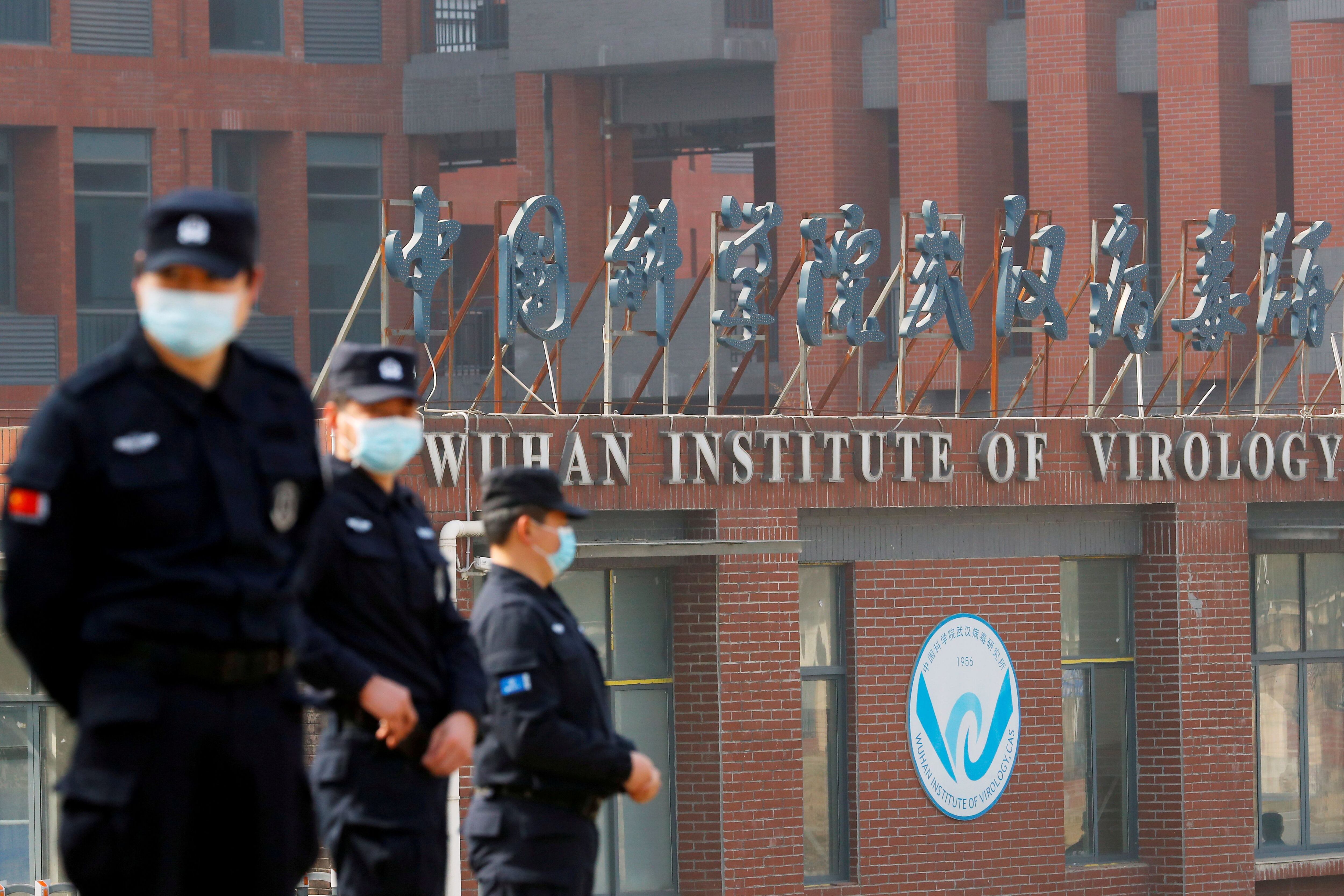 Seguranças no Instituto de Virologia de Wuhan, em imagem de arquivo.