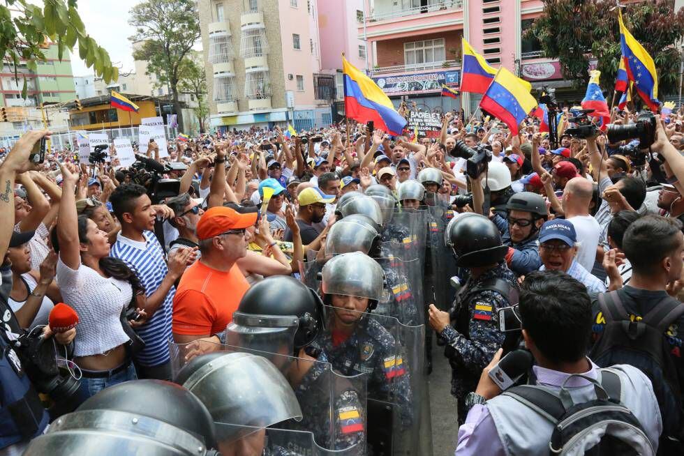 Policiais e manifestantes entraram em conflito neste sábado durante marcha da oposição em Caracas, reprimida pelas autoridades.