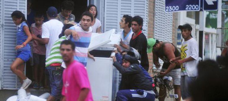 Um grupo de pessoas saqueia uma loja em Tucumán (noroeste).