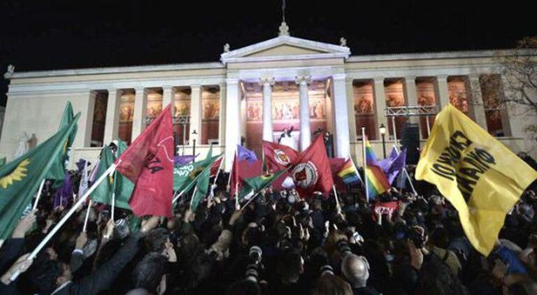 Alexis Tsipras comemora a vitória com seus eleitores.