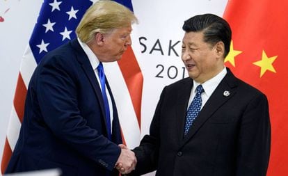 O presidente dos EUA, Donald Trump, cumprimenta seu homólogo chinês, Xi Jinping, na reunião do G20 em Osaka.