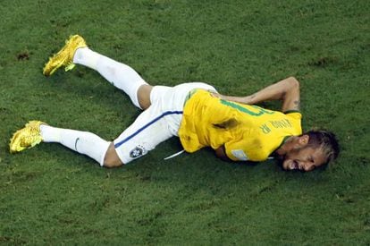 Neymar grita de dor ap&oacute;s ser atingido pelo lateral colombiano Z&uacute;&ntilde;iga.