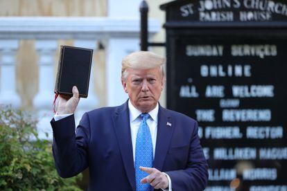 Trump empunha uma Bíblia em frente à St John's Church, igreja próxima à Casa Branca que foi incendiada no domingo.