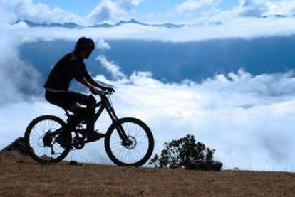 Ciclista na estrada da morte, na Bolívia.