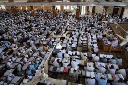 Centenas de alunos assistem a uma aula na madraça Haqqania, perto de Peshawar (Paquistão), em 11 de setembro.