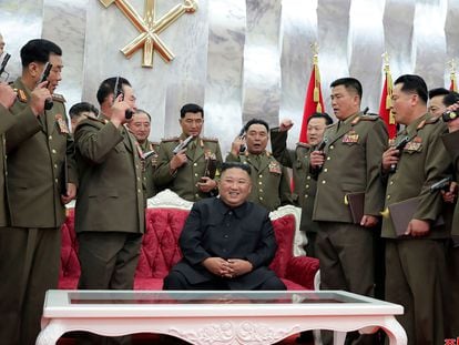 O líder norte-coreano, Kim Jong-un, posou este domingo ao lado de altos oficiais militares depois de lhes dar de presente armas comemorativas.