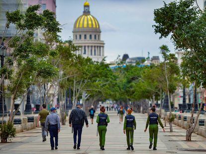 Policías recorren El Paseo del Prado en La Habana