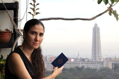 A blogueira cubana Yoani Sánchez com seu passaporte em Havana.