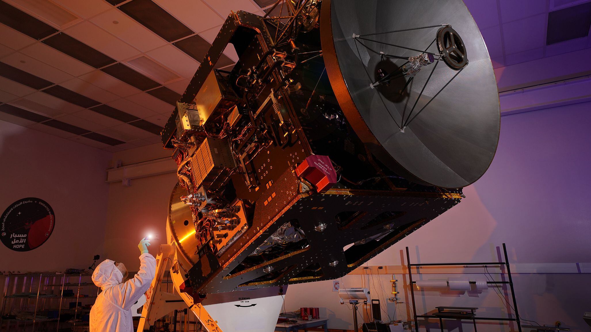 Um engenheiro inspeciona a sonda emiradense ‘Hope’. 