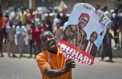 Partidário de Buhari exibe cartaz, na terça-feira, na Nigéria.