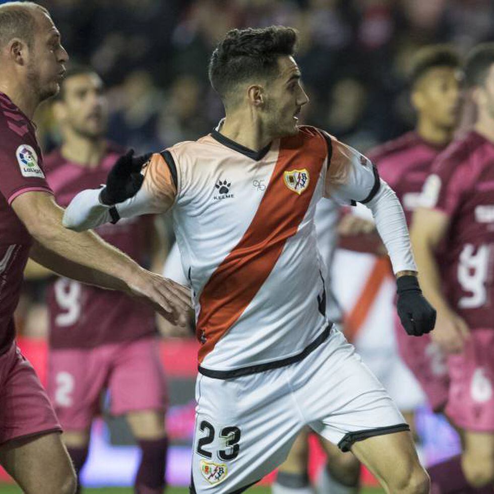 Zozulya, o jogador ucraniano que os adeptos do Rayo Vallecano nunca  deixaram jogar (último episódio 1.ª temporada) - O Futebol, a História e a  Política entram num bar