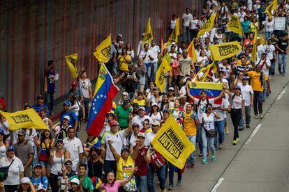 Manifestantes contrários ao Governo Maduro protestam em Caracas.