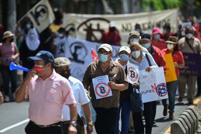 Um grupo de salvadorenhos participa de uma manifestação contra a adoção do bitcoin como moeda oficial de El Salvador. 