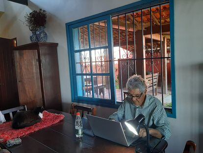 O jornalista Juan Arias, colunista do EL PAÍS, em sua casa no litoral fluminense.