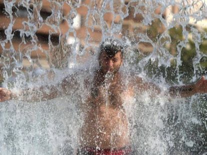 Um homem se refresca em uma fonte pública de Córdoba, uma das cidades mais afetadas por esta forte onda de calor que está deixando temperaturas recordes tanto em Espanha como em grande parte da Europa.