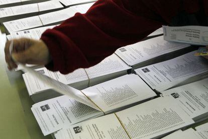 Cédulas em um colégio eleitoral de Terrassa (Barcelona) nas eleições catalãs de 25 de novembro.