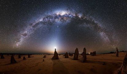 A Via Láctea vista do Parque Nacional de Nambung, no oeste da Austrália.