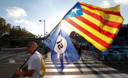Um homem com a bandeira da Catalunha.