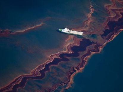 Vista aérea do vazamento de petróleo no Golfo do México, em 2010.