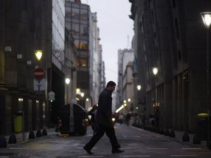 Um homem caminha pelo distrito financeiro em Buenos Aires