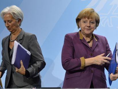 Christine Lagarde, chefe do FMI (esq.), com Angela Merkel, em 2012.
