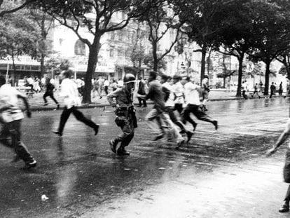 Estudantes e militares entram em confronto durante passeata na época da ditadura.