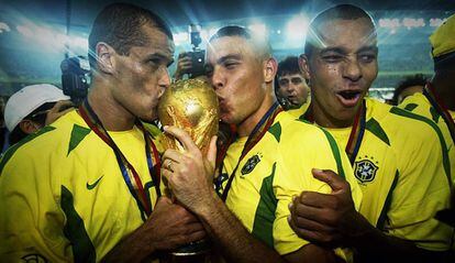 Rivaldo, Ronaldo e Gilberto Silva celebram o Penta.