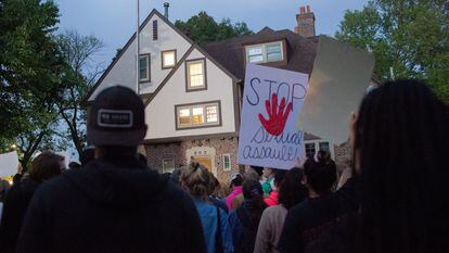 Protesto em frente à fraternidade Phi Gamma Delta, em Iowa City, acusada de promover atividades de abuso sexual.