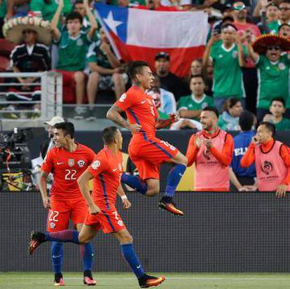Vargas comemora um dos quatro gols que marcou sobre o México.