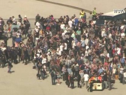 Centenas de passageiros foram evacuados às pistas do aeroporto.