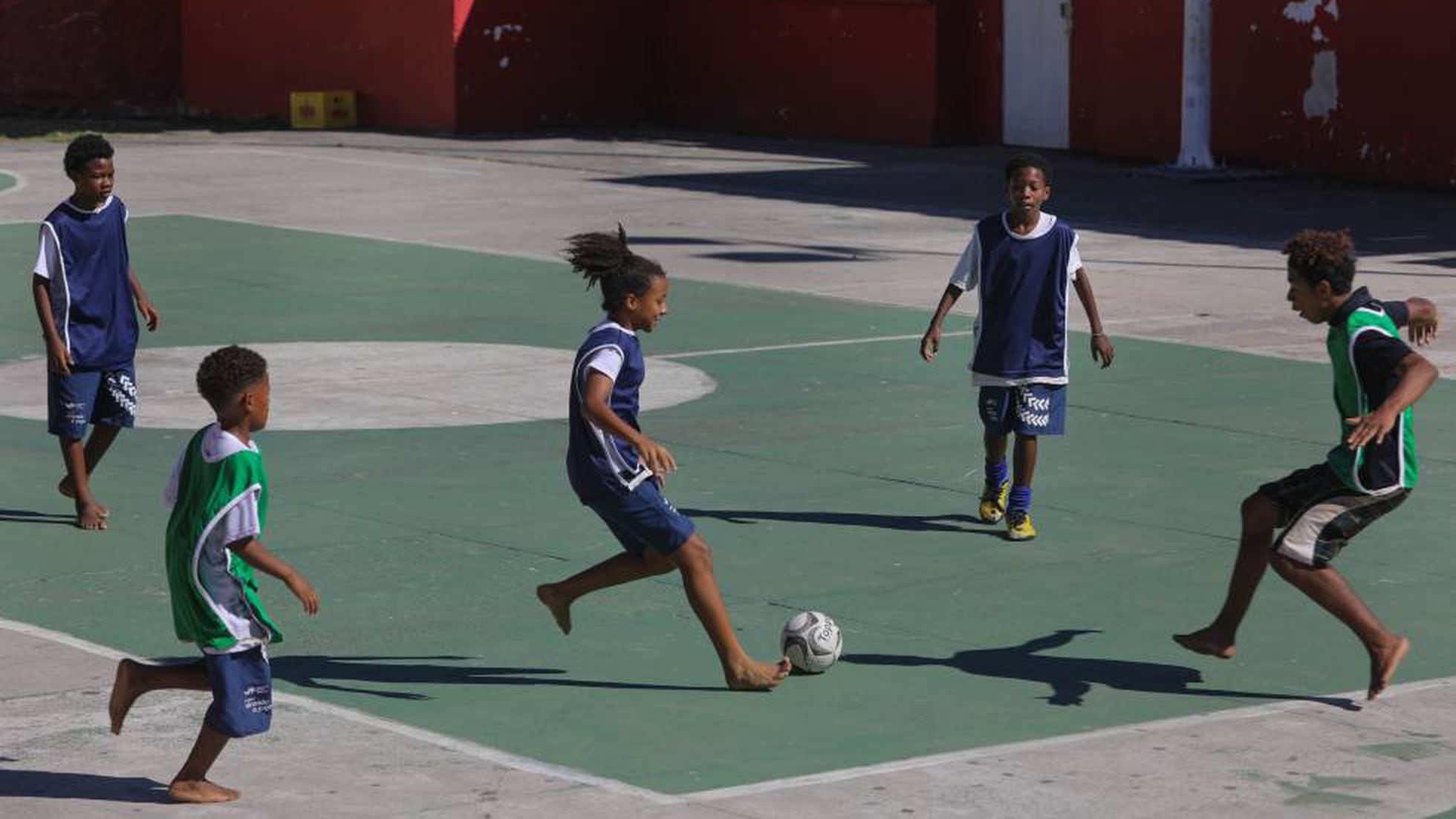 Jogar futebol com pistola na cintura, Esportes