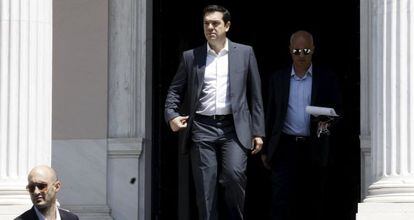 Alexis Tsipras deixa a sede do Governo em Atenas.
