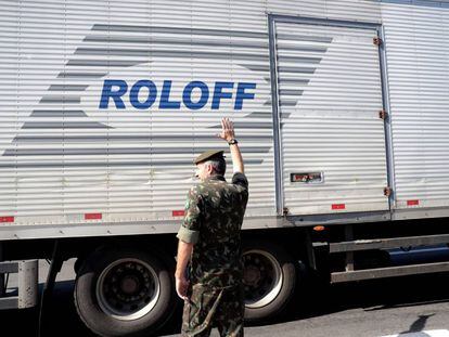 Polícia escolta a saída de caminhões na Régis Bittencourt