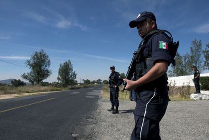 Policiais na área onde foi achado o caminhão roubado com carga radioativa.