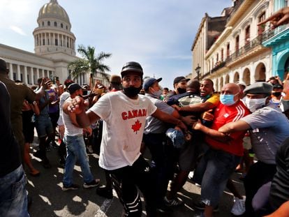 Policiais prendem manifestantes diante do Capitólio de Cuba, em Havana.