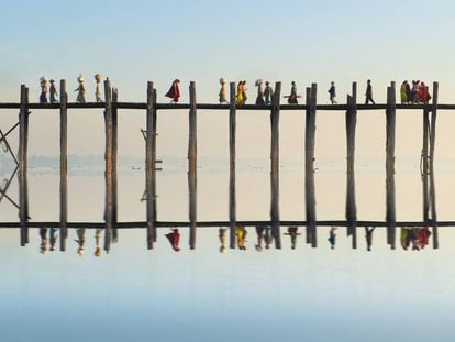 A ponte de Ou Bein, realizado em madeira de teca e com 1.000 postes, cruza o lago Taungthaman cerca de Amarapura (Myanmar).