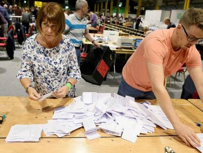 Contagem dos votos do referendo sobre o aborto em um centro eleitoral de Dublín.