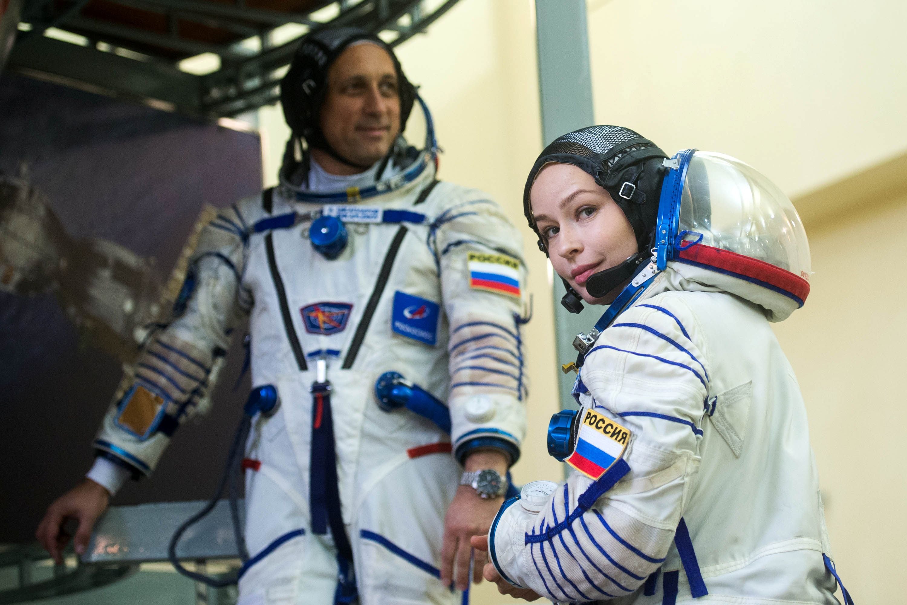 A atriz Yulia Peresild e o astronauta Anton Shkaplerov. 