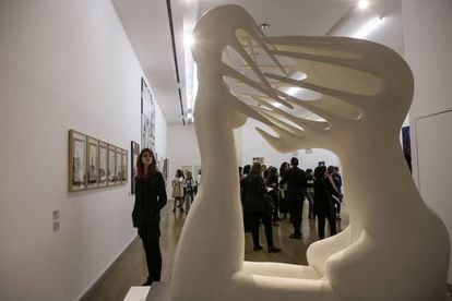 A escultura “O Impossível”, da brasileira Maria Martins, em uma das salas do Malba.