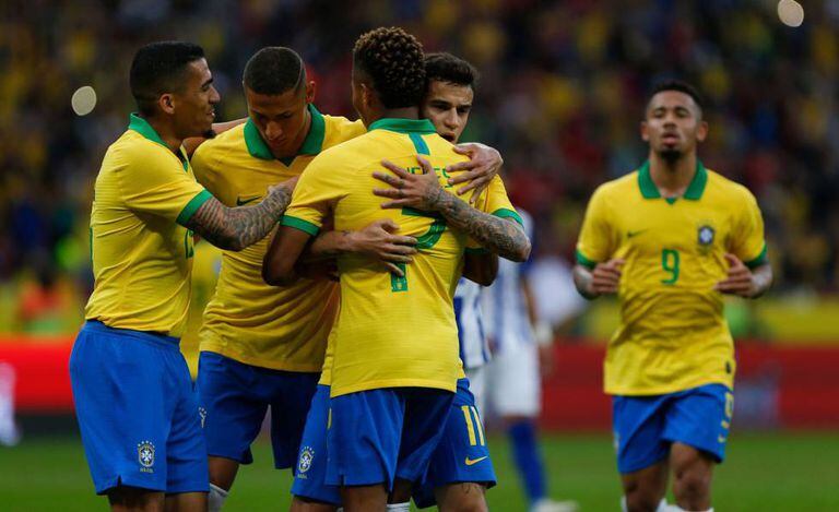 Brasileiros comemoram gol marcado contra Honduras.