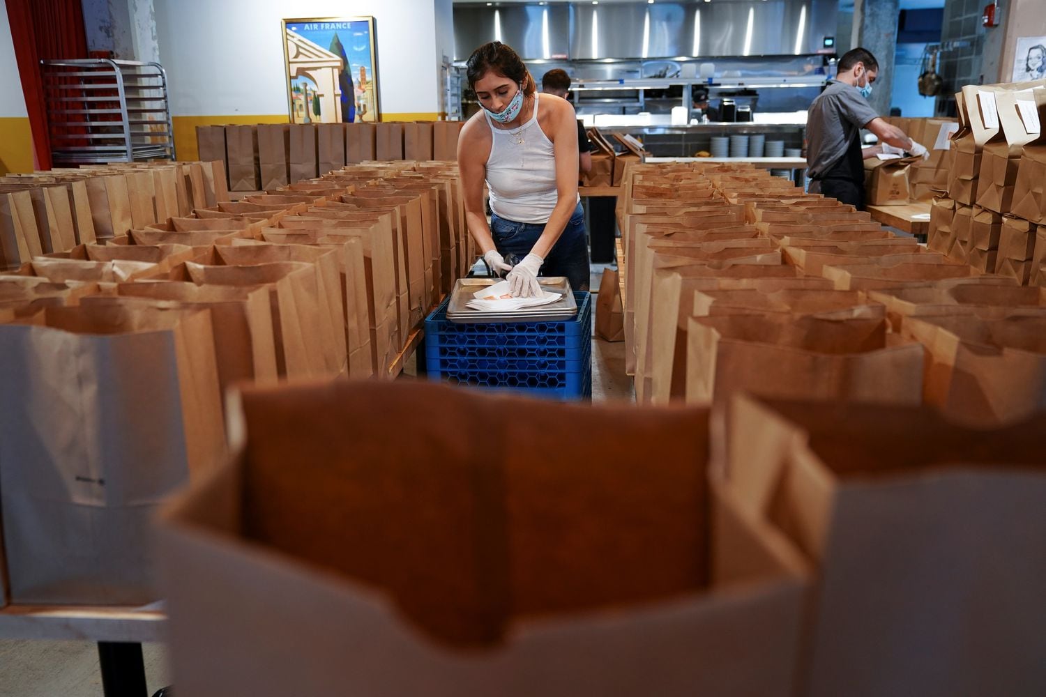 Funcionários da Forza Storico organizam refeições para os profissionais de saúde dias antes da reabertura gradual de empresas e restaurantes em Atlanta, na Geórgia.