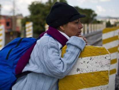 Uma imigrante centro-americana espera o trem de mercadorias conhecido como ‘O Monstro’ para chegar aos EUA, em Apizaco, estado de Tlaxcala, México.